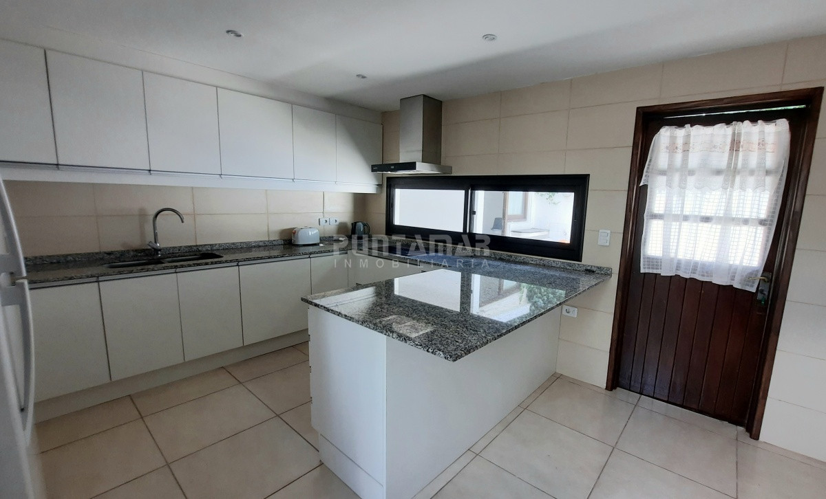 Casa ID.212852 - IMPORTANTE CASA CON GRAN PARQUE Y PISCINA EN LA MANSA 