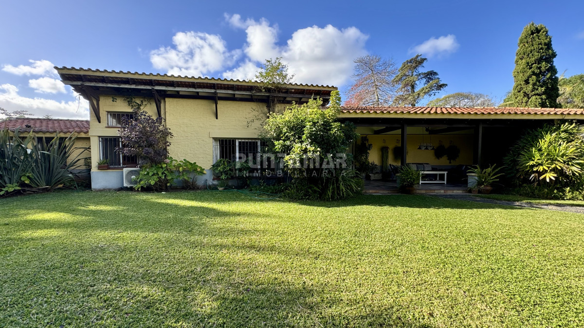 Casa ID.213691 - ALQUILER ANUAL 4 DORMITORIOS MAS DEPENDENCIA AMPLIO JARDIN Y PISCINA 