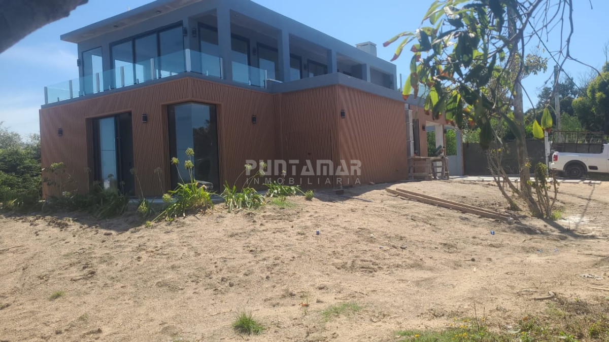 Casa ID.213677 - ESPECTACULAR CASA A ESTRENAR FRENTE A LA PLAYA EN SANTA MONICA 