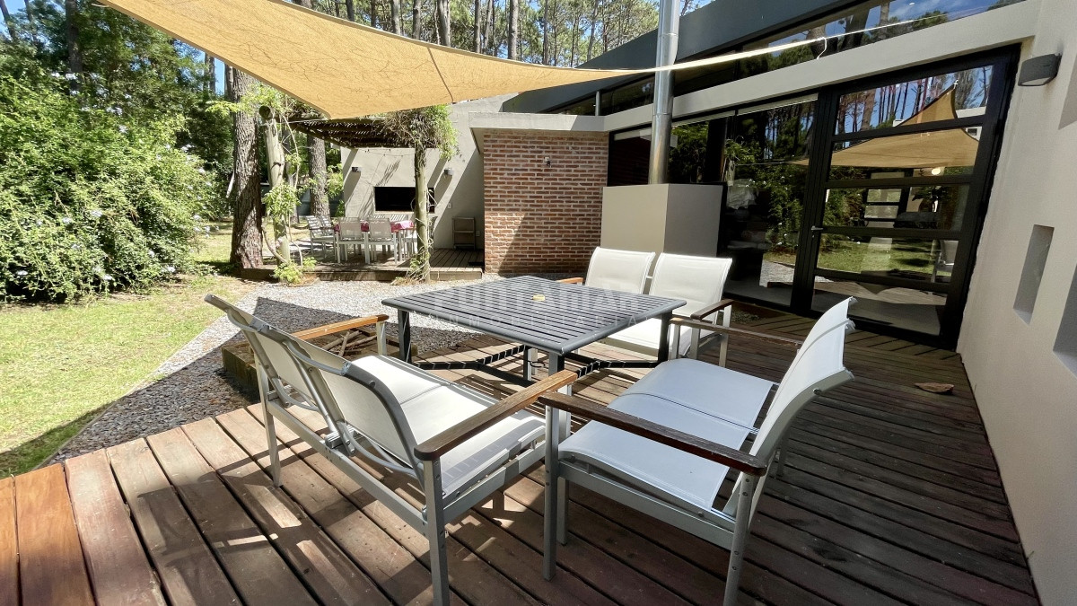 Casa ID.211063 - IMPONENTE CASA 4 DORMITORIOS MANANTIALES BARRIO LAGUNA BLANCA