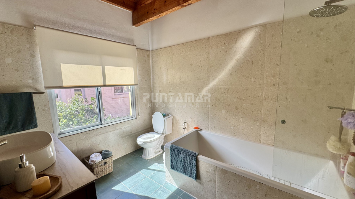 Casa ID.213701 - VENTA CASA DE 4 DORMITORIOS A METROS DE PLAYA MONTOYA