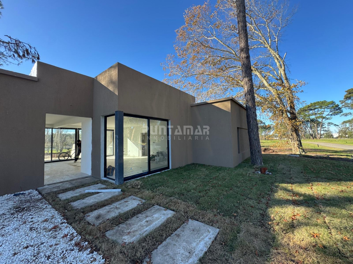 Casa ID.213666 - Casa en venta en barrio cerrado La Cañada, distrito 52