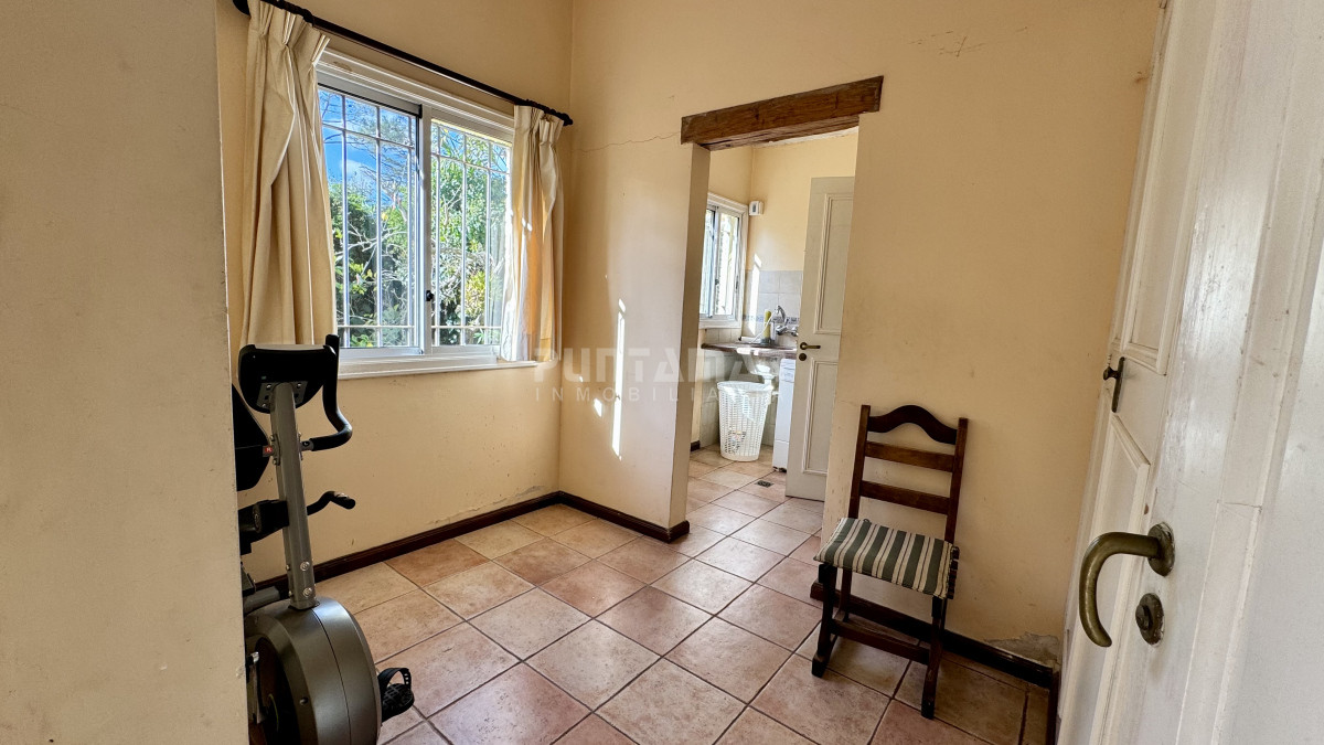 Casa ID.213691 - ALQUILER ANUAL 4 DORMITORIOS MAS DEPENDENCIA AMPLIO JARDIN Y PISCINA 