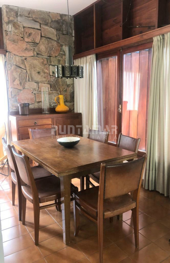 Casa ID.212397 - MUY LINDA CASA EN PARADA 7 DE LA MANSA, 4 DORMITORIOS, AMPLIO LIVING COMEDOR, PISCINA , GARAGE  Y PARRILLERO