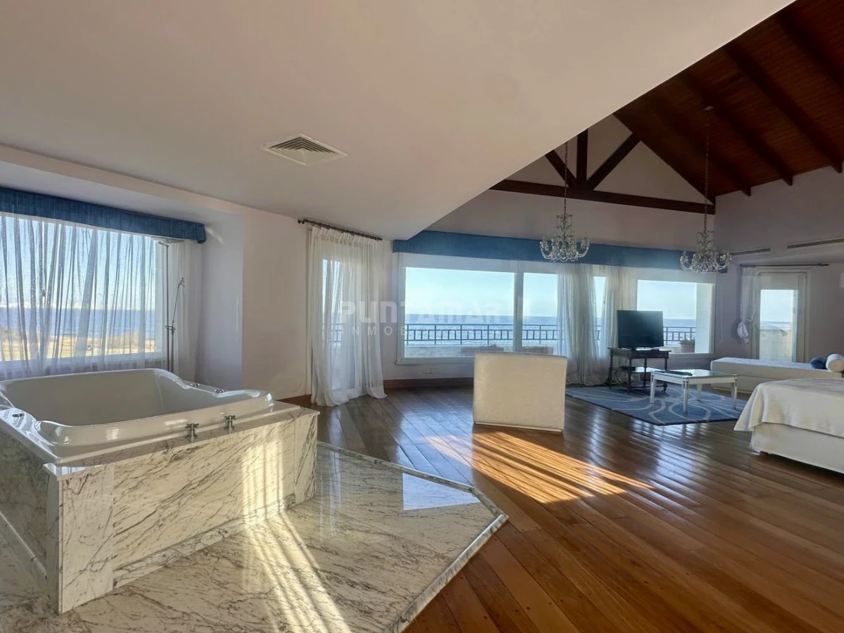 Casa ID.213906 - EXCLUSIVA MANSIÓN FRENTE AL MAR. Residencia de categoría con casa de huéspedes y de caseros frente a playa mansa.