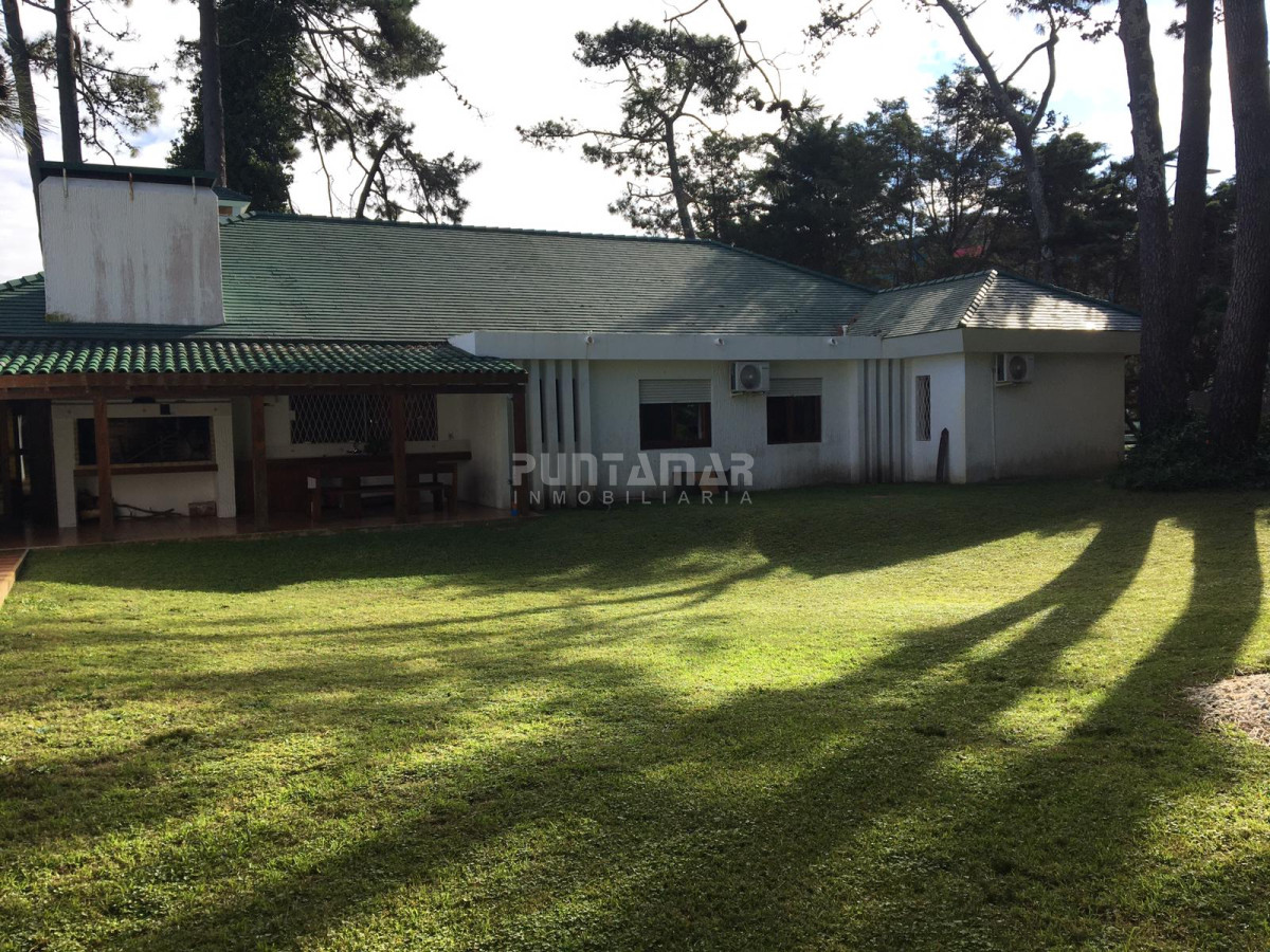 Casa ID.212451 - VENTA o ALQUILER ANUAL CASA EN MEJOR ZONA COMERCIAL