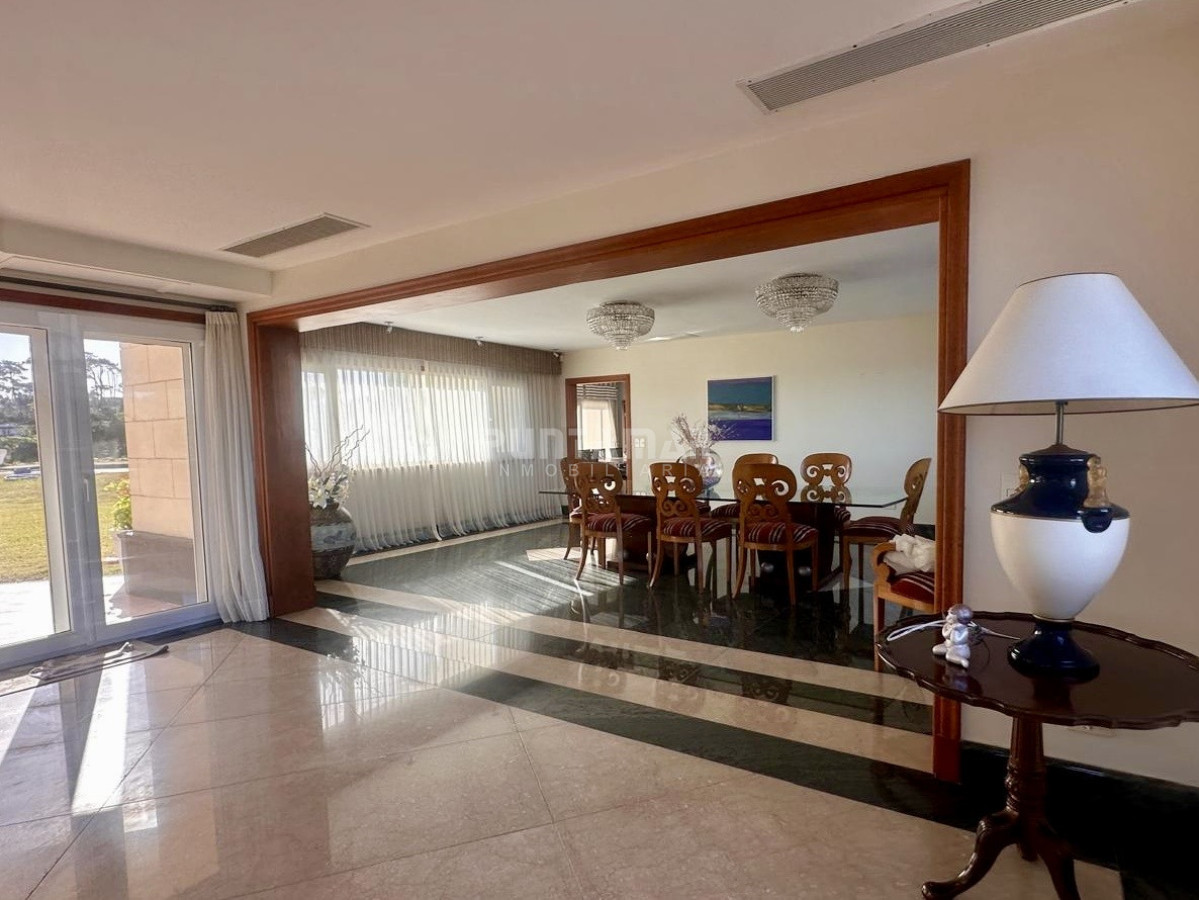Casa ID.213906 - EXCLUSIVA MANSIÓN FRENTE AL MAR. Residencia de categoría con casa de huéspedes y de caseros frente a playa mansa.
