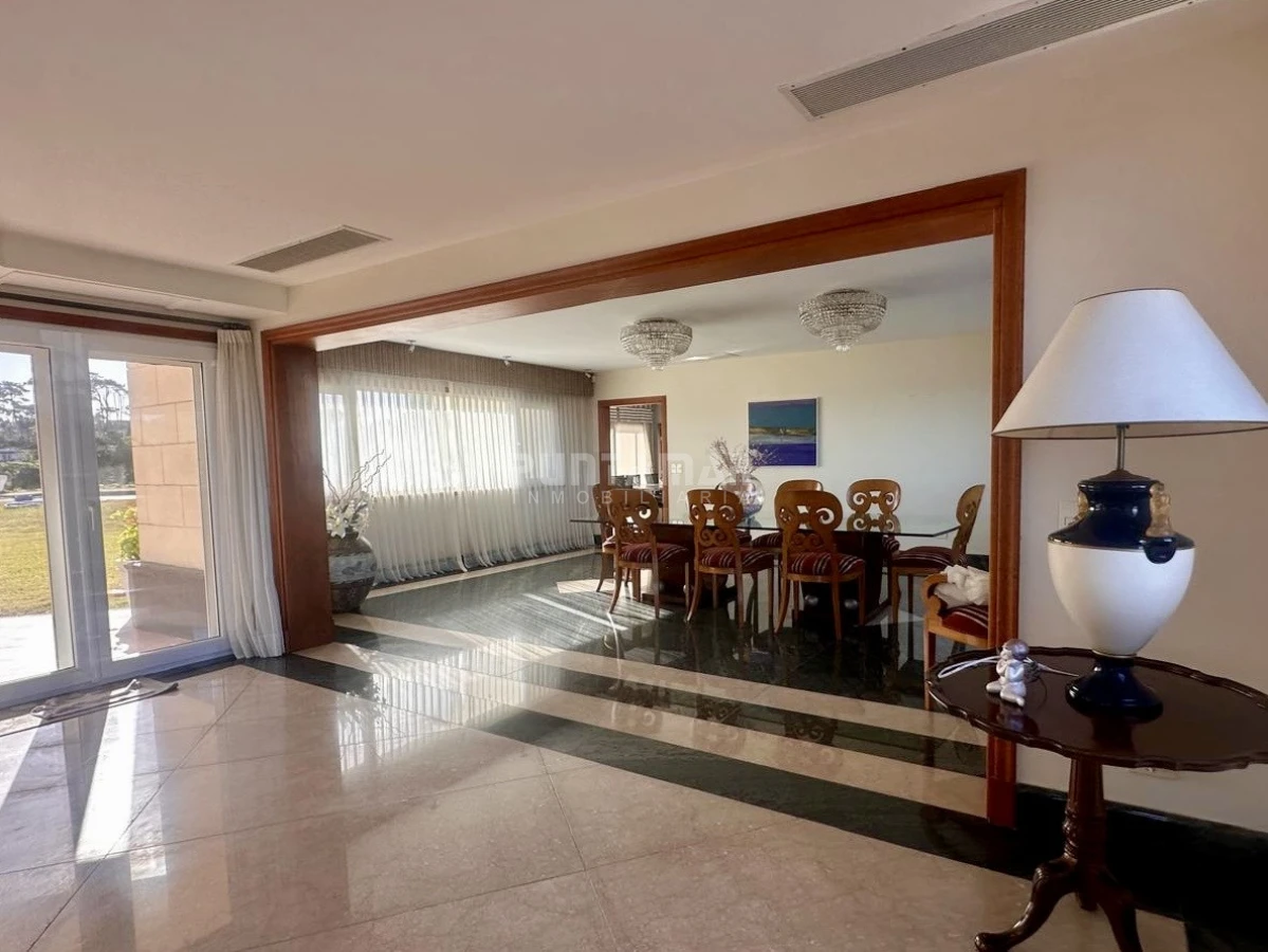Casa ID.213906 - EXCLUSIVA MANSIÓN FRENTE AL MAR. Residencia de categoría con casa de huéspedes y de caseros frente a playa mansa.