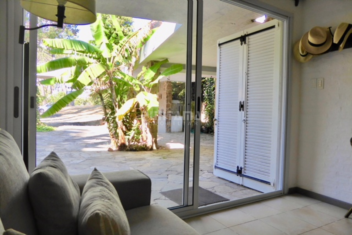 Casa ID.211732 - Casa en alquiler, playa mansa, 3 dormitorios, jardín, parrillero, reciclada