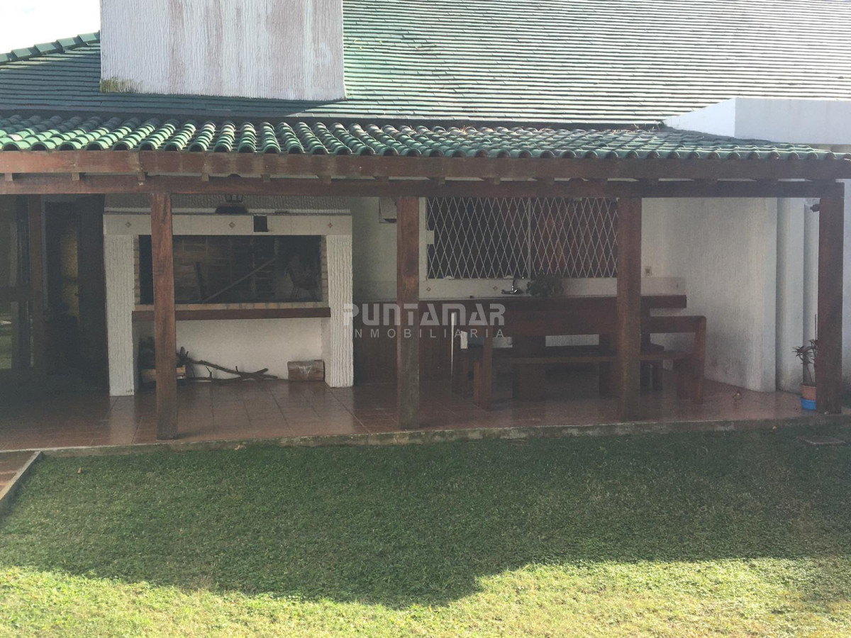 Casa ID.212451 - VENTA o ALQUILER ANUAL CASA EN MEJOR ZONA COMERCIAL
