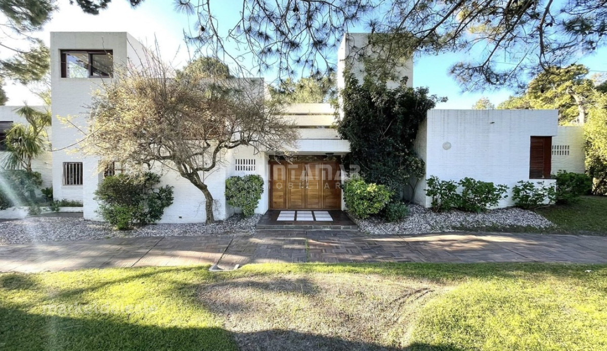 Casa ID.213860 - EXCLUSIVA PROPIEDAD EN BARRIO GOLF.