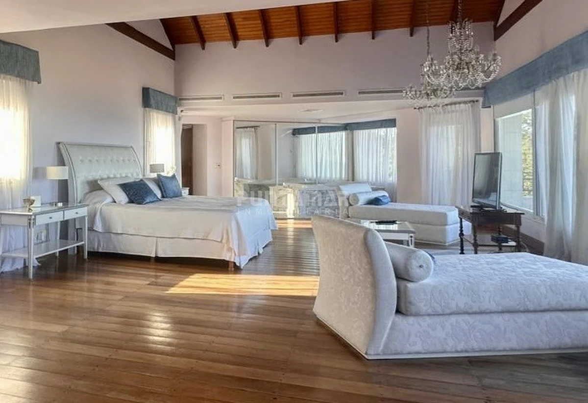 Casa ID.213906 - EXCLUSIVA MANSIÓN FRENTE AL MAR. Residencia de categoría con casa de huéspedes y de caseros frente a playa mansa.