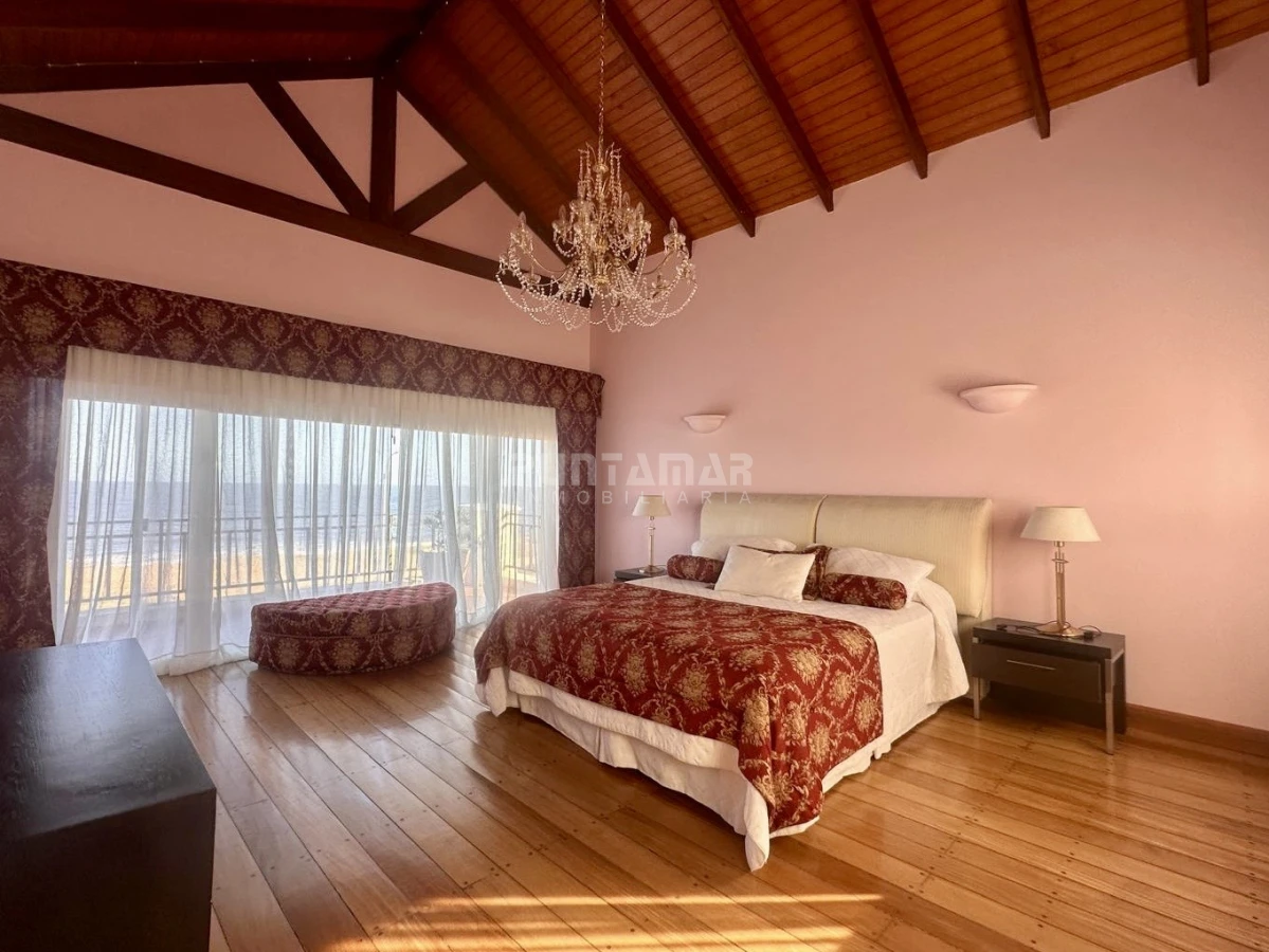 Casa ID.213906 - EXCLUSIVA MANSIÓN FRENTE AL MAR. Residencia de categoría con casa de huéspedes y de caseros frente a playa mansa.