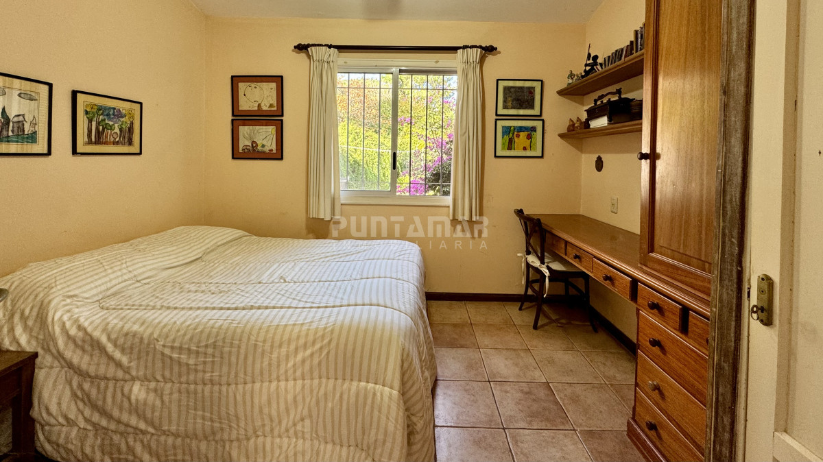Casa ID.213691 - ALQUILER ANUAL 4 DORMITORIOS MAS DEPENDENCIA AMPLIO JARDIN Y PISCINA 