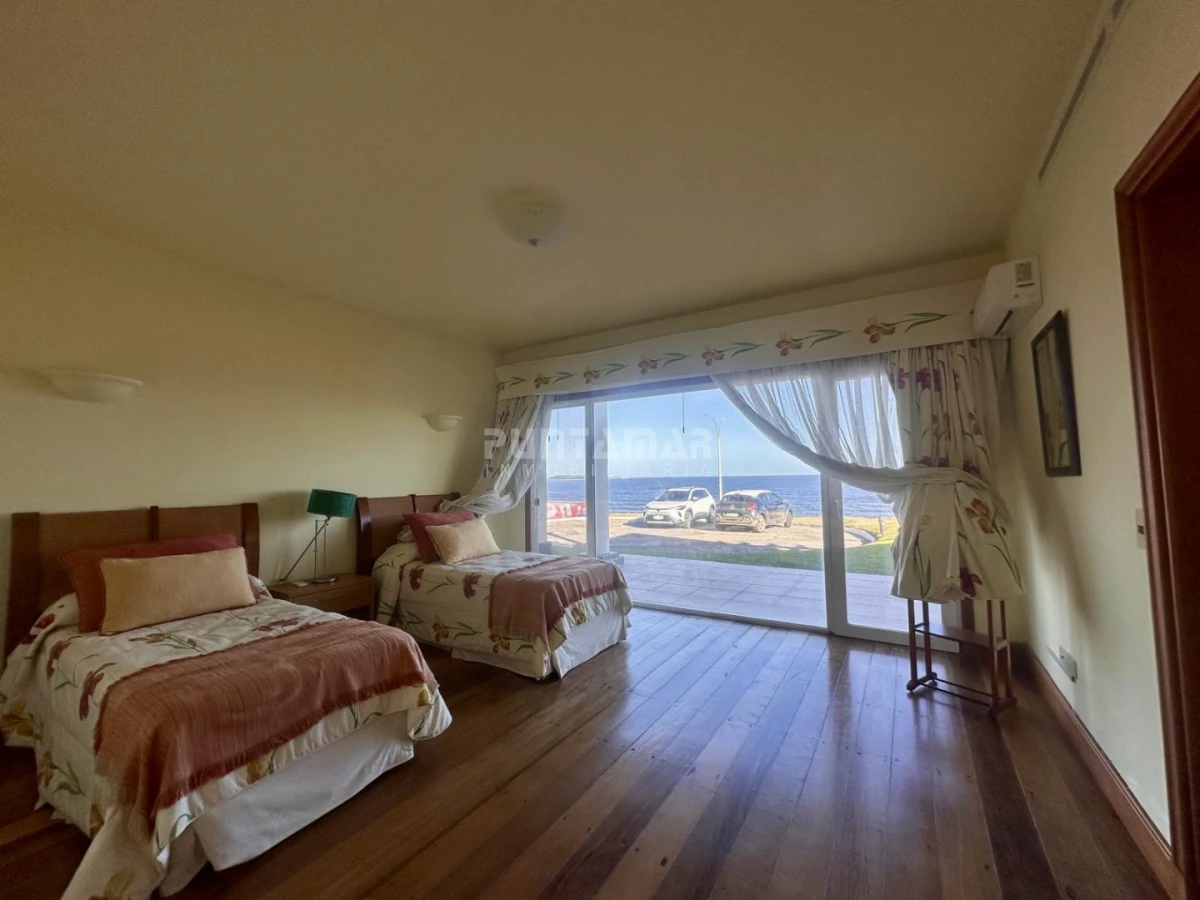 Casa ID.213906 - EXCLUSIVA MANSIÓN FRENTE AL MAR. Residencia de categoría con casa de huéspedes y de caseros frente a playa mansa.