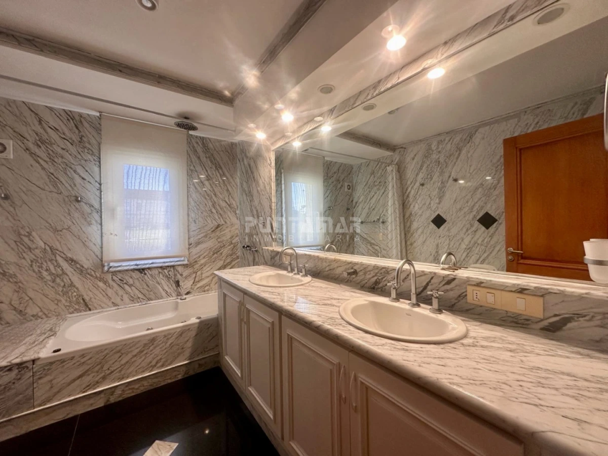 Casa ID.213906 - EXCLUSIVA MANSIÓN FRENTE AL MAR. Residencia de categoría con casa de huéspedes y de caseros frente a playa mansa.