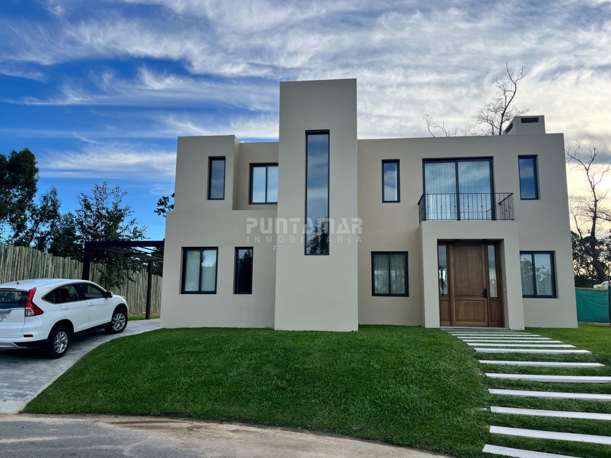 Casa ID.213903 - VENTA CASA EN PUNTA DEL ESTE  EN BARRIO PRIVADO LA CAÑADA