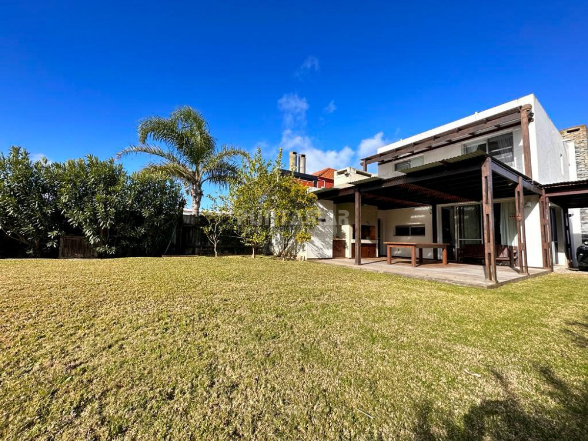 Casa ID.211127 - ALQUILER  CASA EN MONTOYA A UNA CUADRA DEL MAR