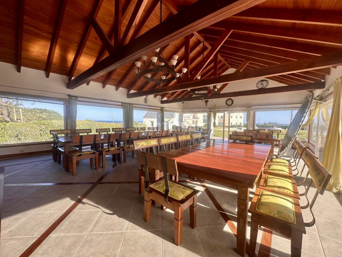 Casa ID.213906 - EXCLUSIVA MANSIÓN FRENTE AL MAR. Residencia de categoría con casa de huéspedes y de caseros frente a playa mansa.