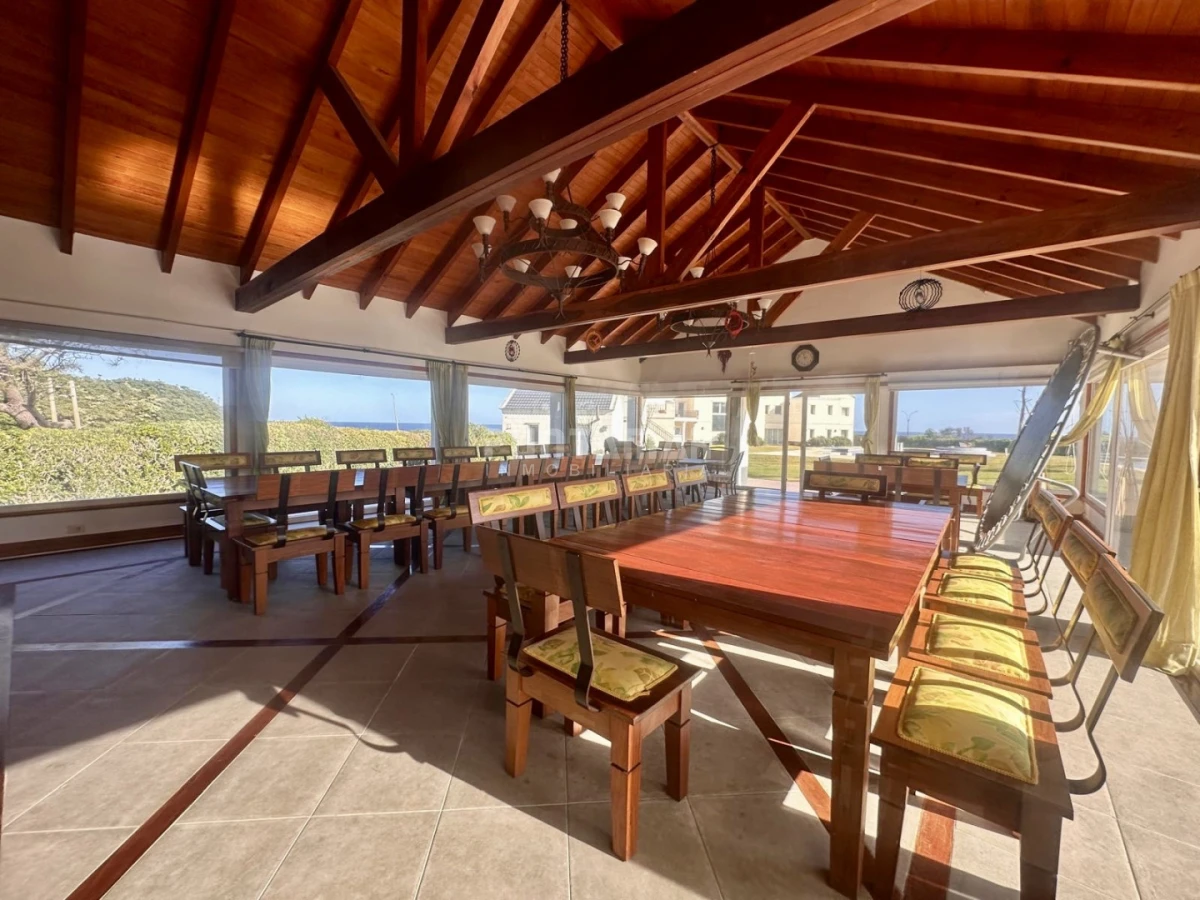Casa ID.213906 - EXCLUSIVA MANSIÓN FRENTE AL MAR. Residencia de categoría con casa de huéspedes y de caseros frente a playa mansa.
