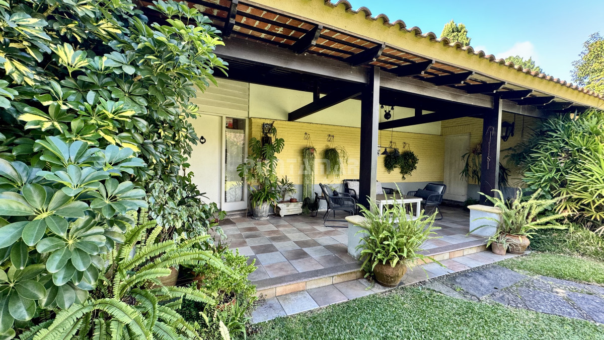 Casa ID.213691 - ALQUILER ANUAL 4 DORMITORIOS MAS DEPENDENCIA AMPLIO JARDIN Y PISCINA 