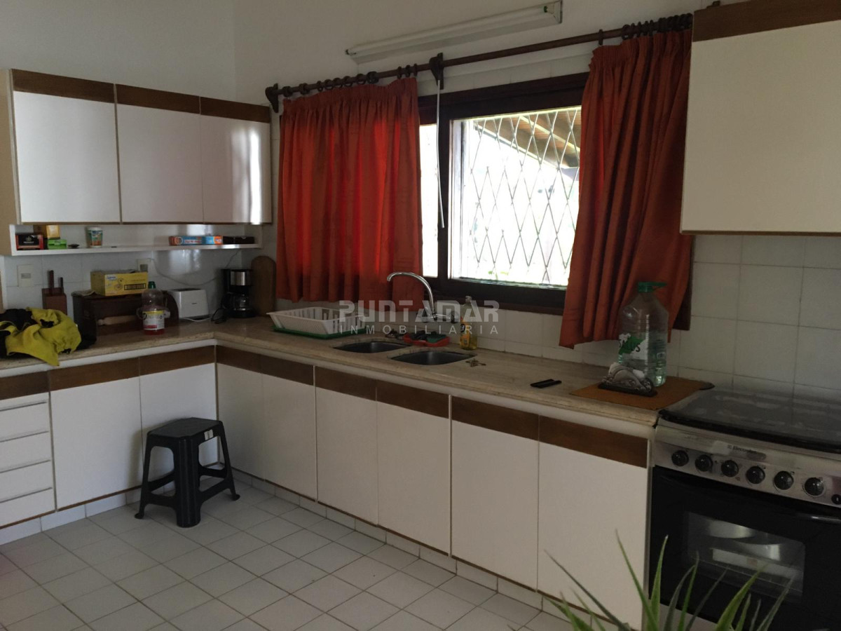 Casa ID.212451 - VENTA o ALQUILER ANUAL CASA EN MEJOR ZONA COMERCIAL