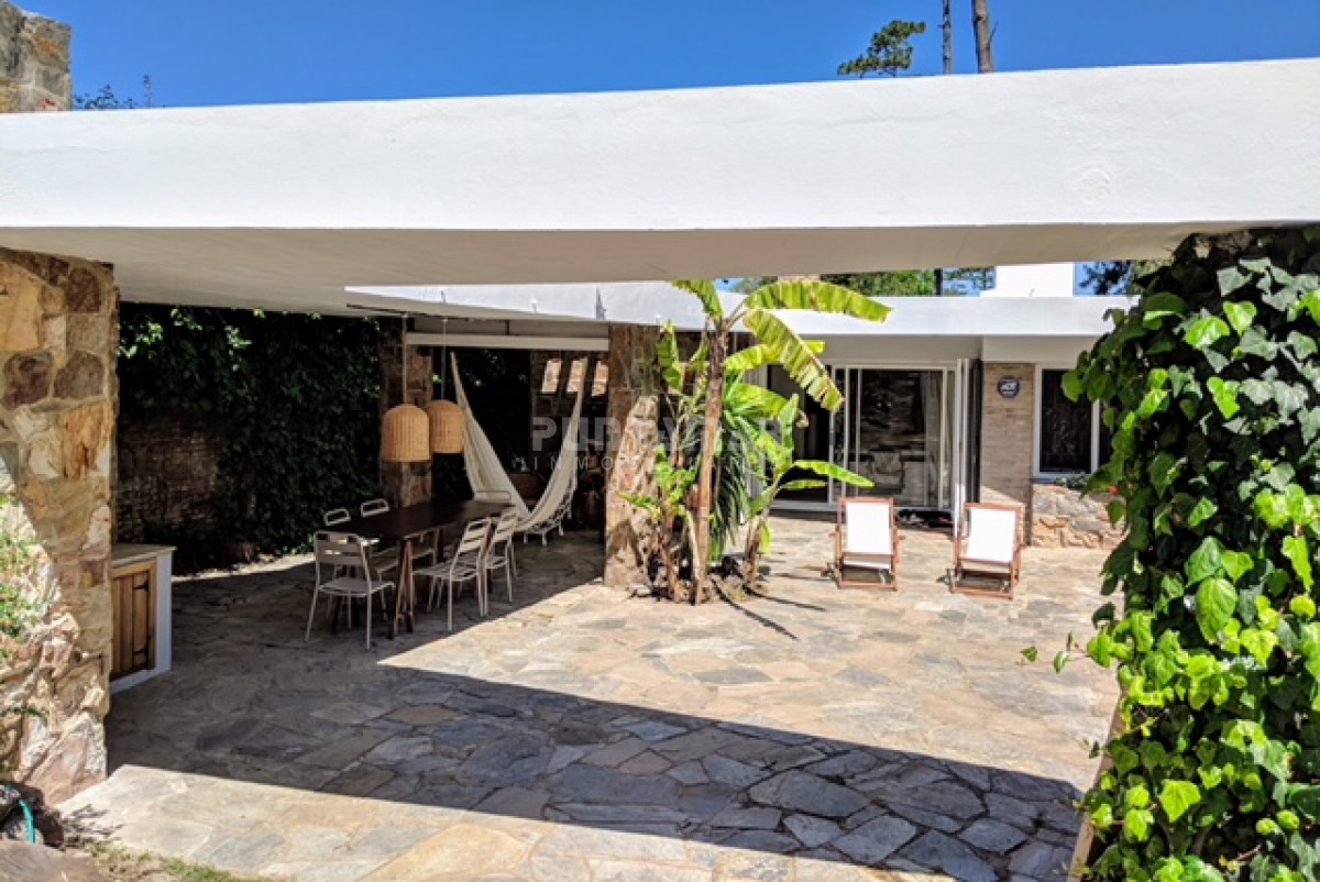 Casa ID.211732 - Casa en alquiler, playa mansa, 3 dormitorios, jardín, parrillero, reciclada