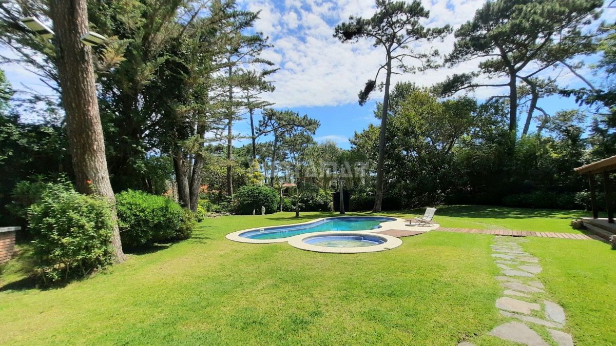Casa ID.212852 - IMPORTANTE CASA CON GRAN PARQUE Y PISCINA EN LA MANSA 