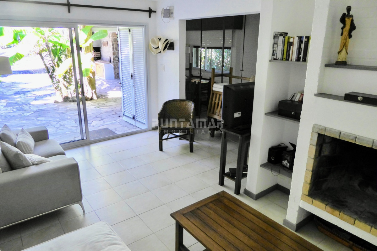 Casa ID.211732 - Casa en alquiler, playa mansa, 3 dormitorios, jardín, parrillero, reciclada