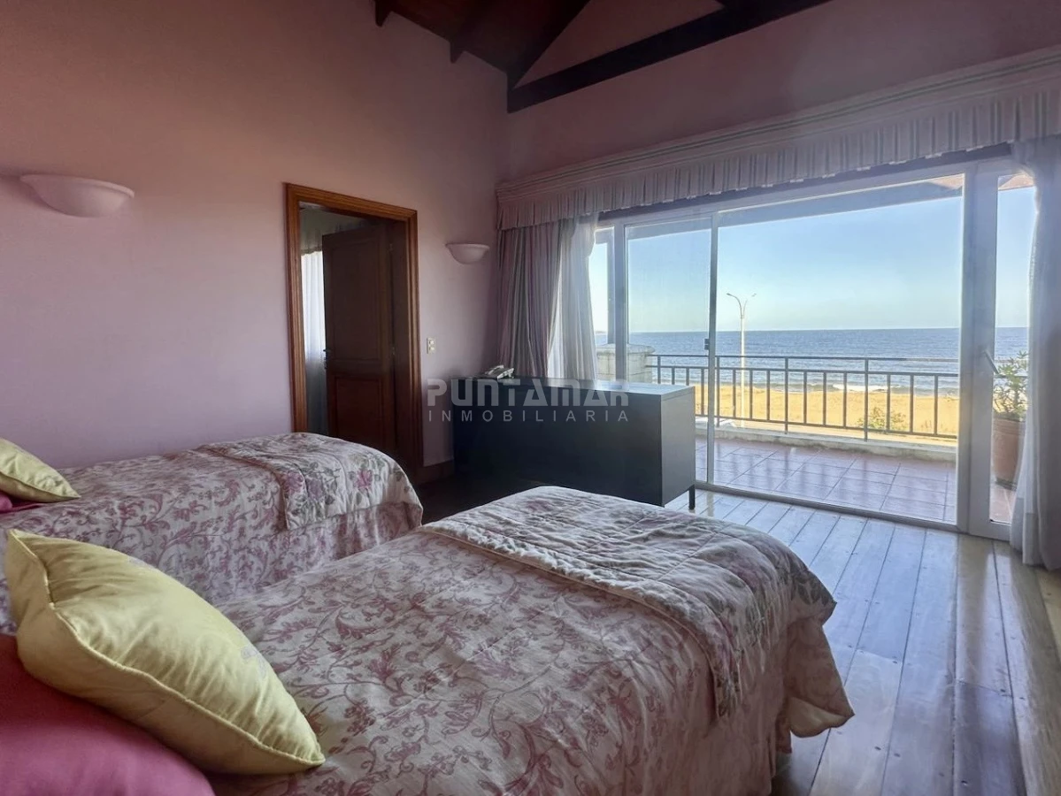Casa ID.213906 - EXCLUSIVA MANSIÓN FRENTE AL MAR. Residencia de categoría con casa de huéspedes y de caseros frente a playa mansa.