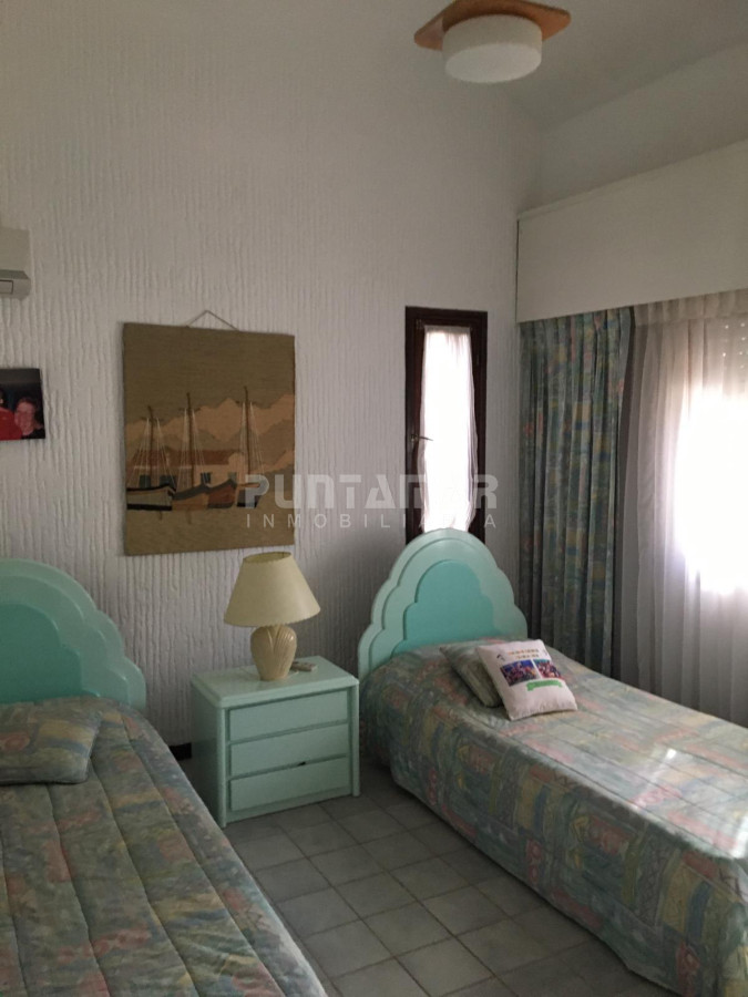 Casa ID.212451 - VENTA o ALQUILER ANUAL CASA EN MEJOR ZONA COMERCIAL