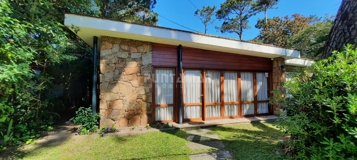 Casa ID.212397 - MUY LINDA CASA EN PARADA 7 DE LA MANSA, 4 DORMITORIOS, AMPLIO LIVING COMEDOR, PISCINA , GARAGE  Y PARRILLERO