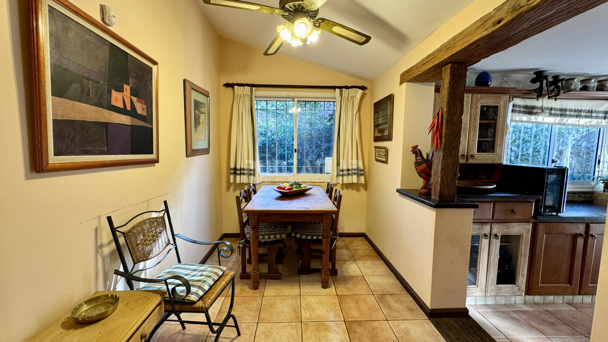 Casa ID.213691 - ALQUILER ANUAL 4 DORMITORIOS MAS DEPENDENCIA AMPLIO JARDIN Y PISCINA 