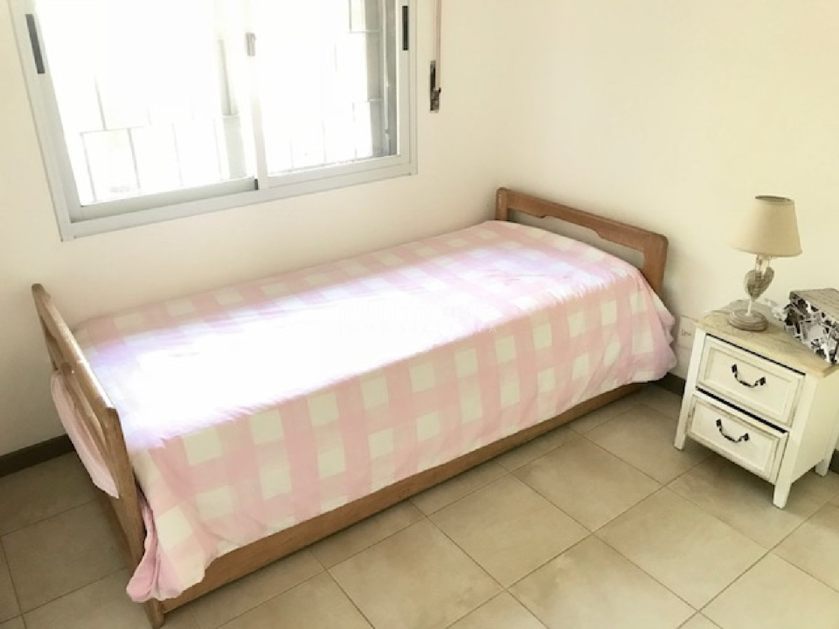 Casa ID.211732 - Casa en alquiler, playa mansa, 3 dormitorios, jardín, parrillero, reciclada