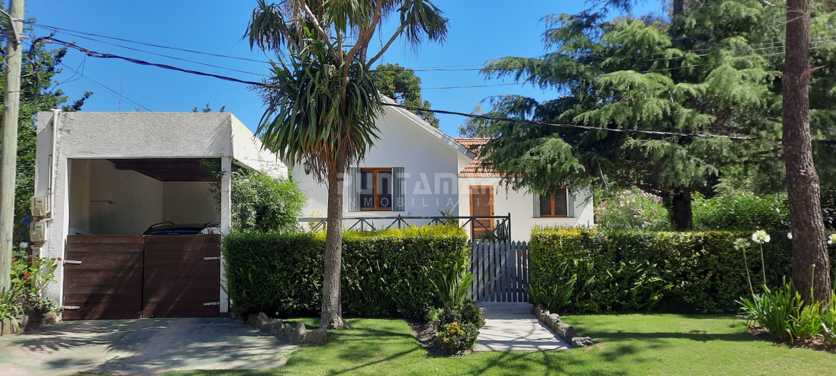 MUY LINDA CASA EN LA BARRA CON TERRAZA Y PARRILLERO - PMI212863C