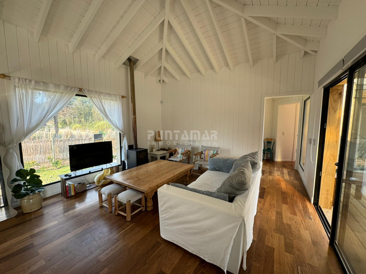 Casa ID.213420 - ALQUILER HERMOSA CASA 3 DORMITORIOS CON PISCINA EN ÑA BARRA