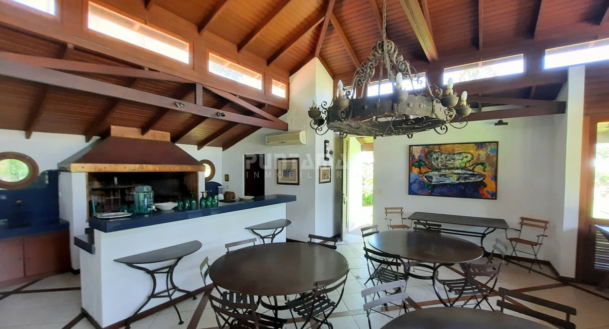 Casa ID.212852 - IMPORTANTE CASA CON GRAN PARQUE Y PISCINA EN LA MANSA 