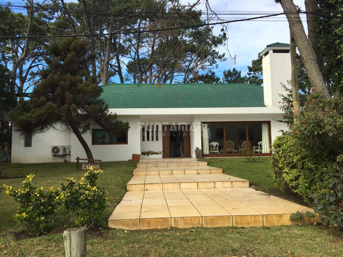 Casa ID.212451 - VENTA o ALQUILER ANUAL CASA EN MEJOR ZONA COMERCIAL