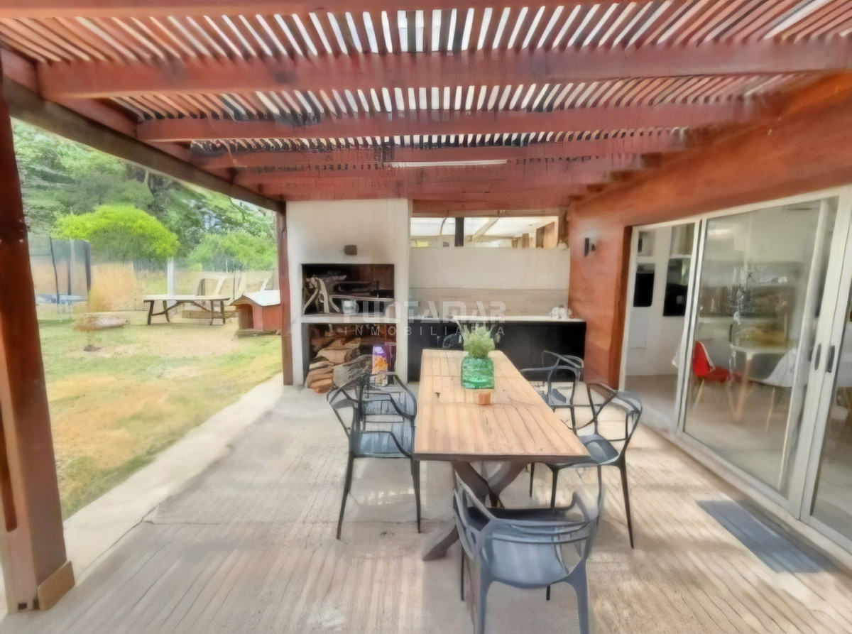 HERMOSA CASA EN PUNTA BALLENA   -