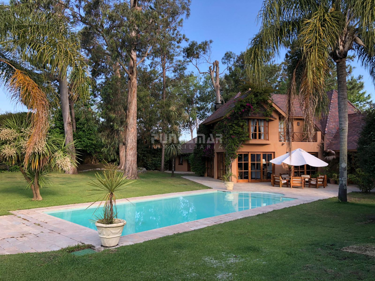 Casa ID.210719 - CASA A LA VENTA UBICADA A POCAS CUADRAS DE PLAYA BRAVA PUNTA DEL ESTE