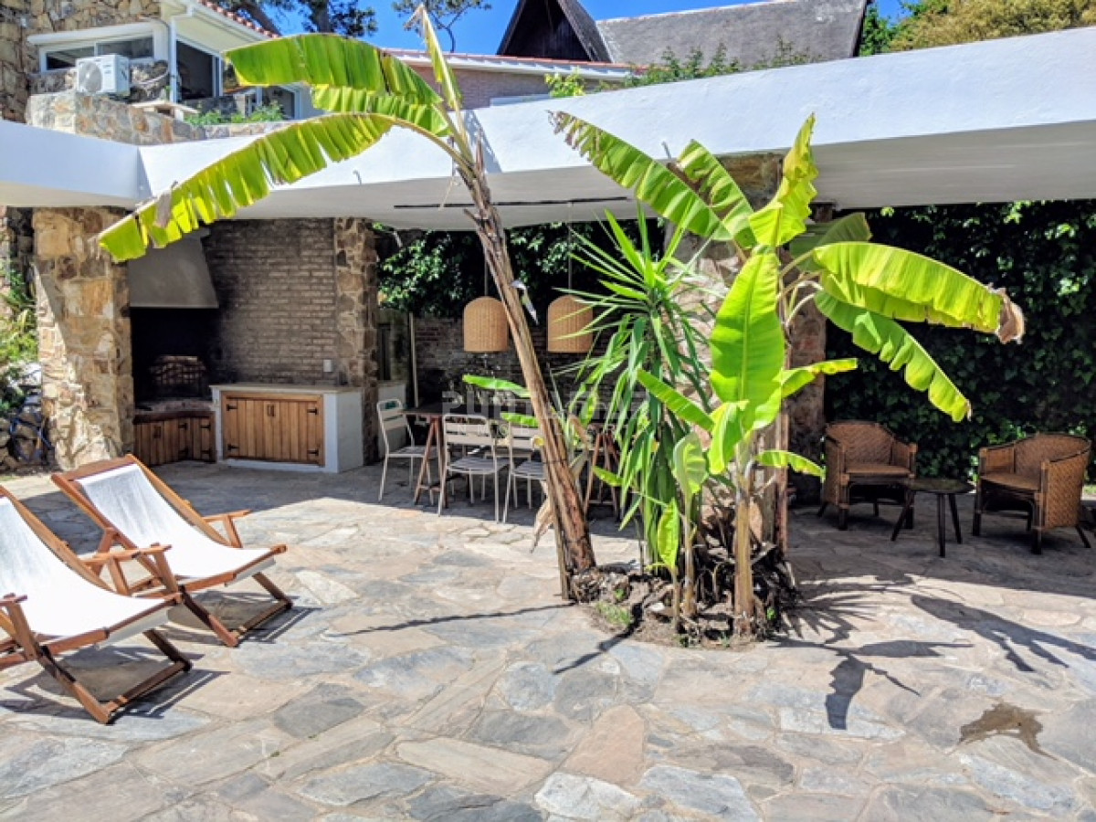 Casa ID.211732 - Casa en alquiler, playa mansa, 3 dormitorios, jardín, parrillero, reciclada