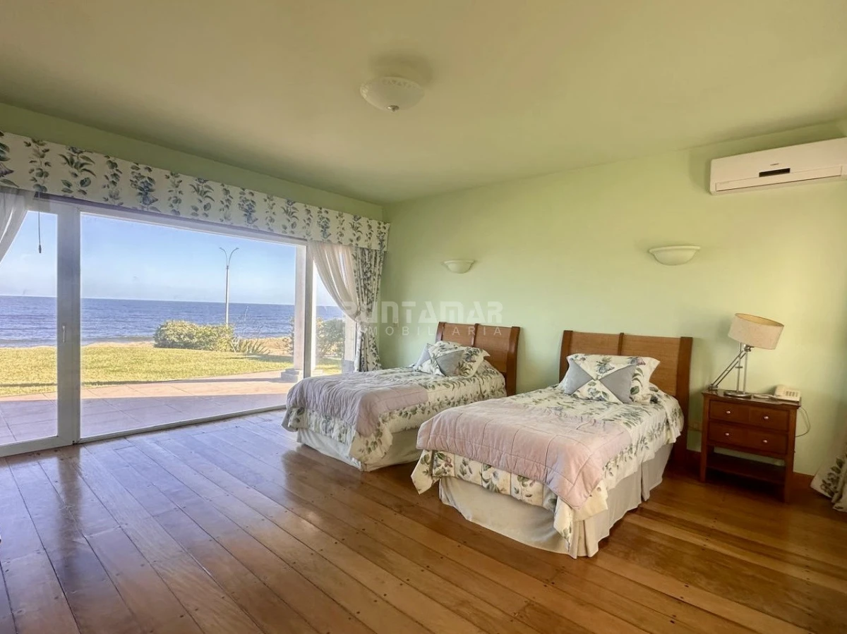 Casa ID.213906 - EXCLUSIVA MANSIÓN FRENTE AL MAR. Residencia de categoría con casa de huéspedes y de caseros frente a playa mansa.