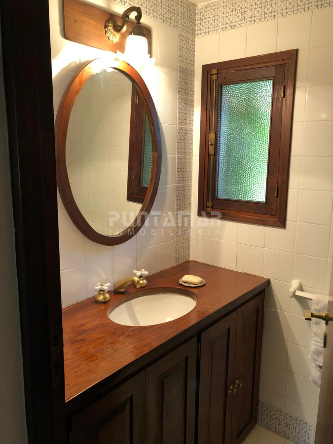 Casa ID.210719 - CASA A LA VENTA UBICADA A POCAS CUADRAS DE PLAYA BRAVA PUNTA DEL ESTE