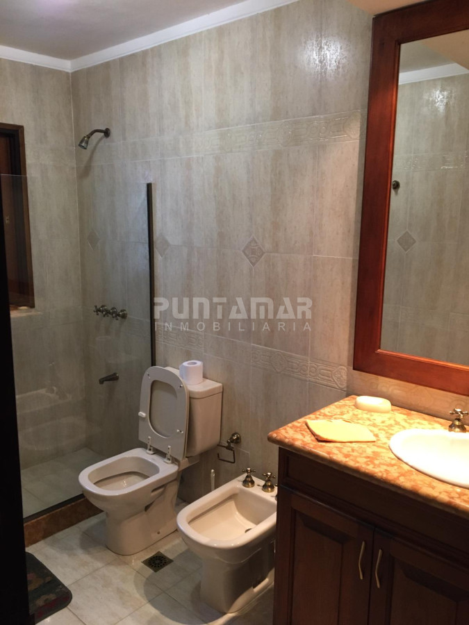 Casa ID.212451 - VENTA o ALQUILER ANUAL CASA EN MEJOR ZONA COMERCIAL