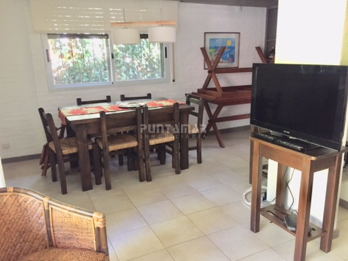 Casa ID.211732 - Casa en alquiler, playa mansa, 3 dormitorios, jardín, parrillero, reciclada