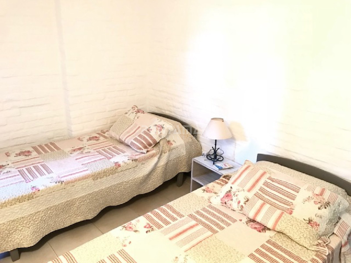 Casa ID.211732 - Casa en alquiler, playa mansa, 3 dormitorios, jardín, parrillero, reciclada