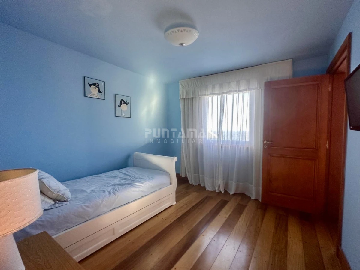 Casa ID.213906 - EXCLUSIVA MANSIÓN FRENTE AL MAR. Residencia de categoría con casa de huéspedes y de caseros frente a playa mansa.