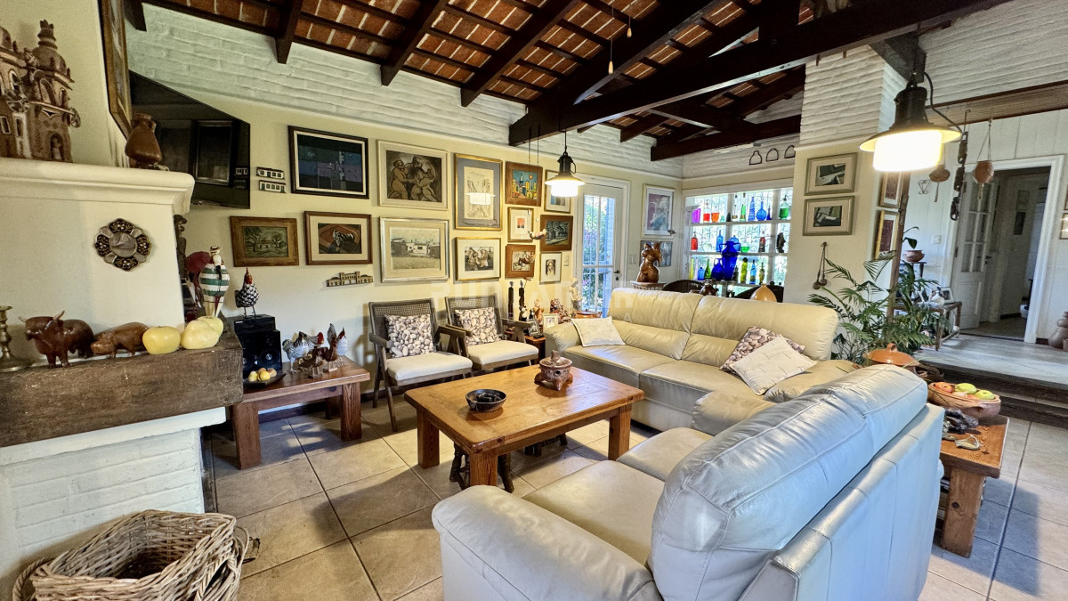 Casa ID.213691 - ALQUILER ANUAL 4 DORMITORIOS MAS DEPENDENCIA AMPLIO JARDIN Y PISCINA 