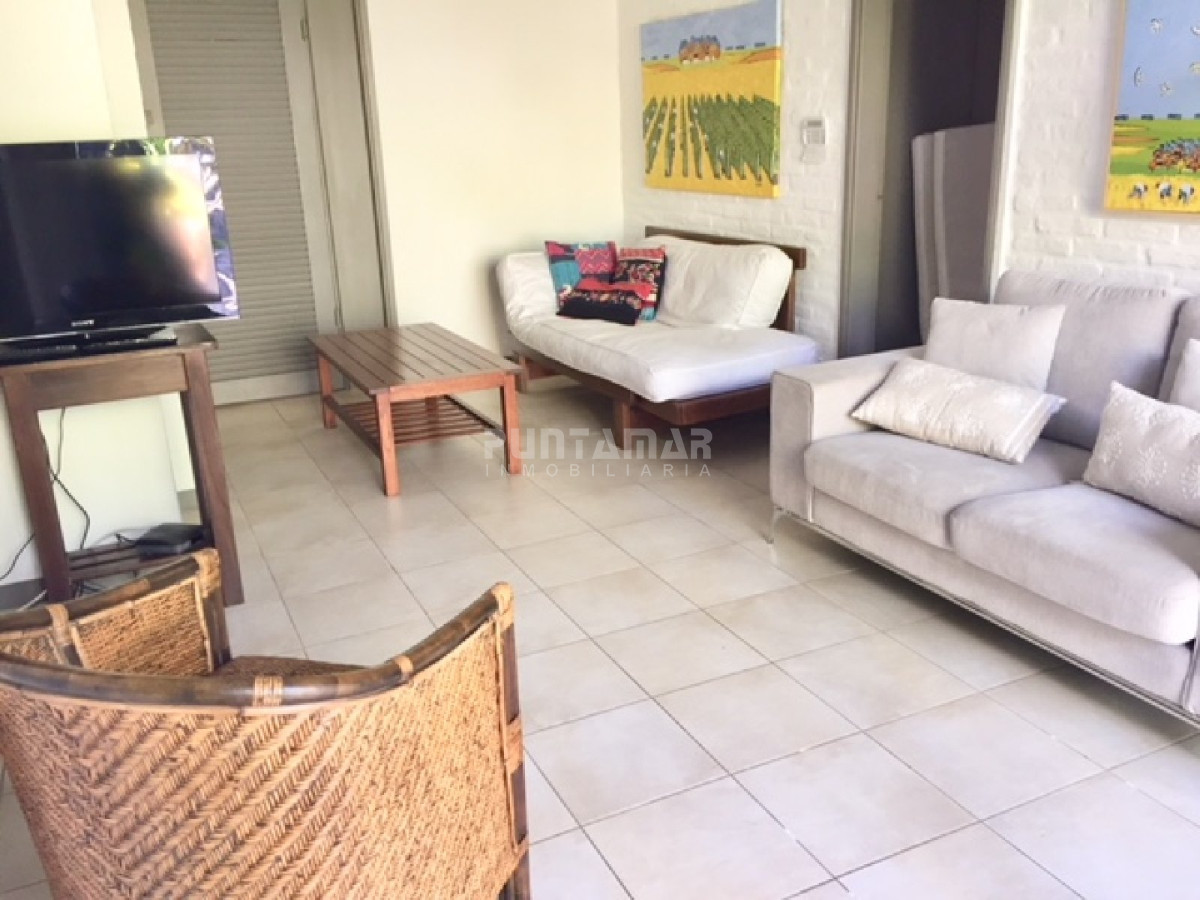 Casa ID.211732 - Casa en alquiler, playa mansa, 3 dormitorios, jardín, parrillero, reciclada