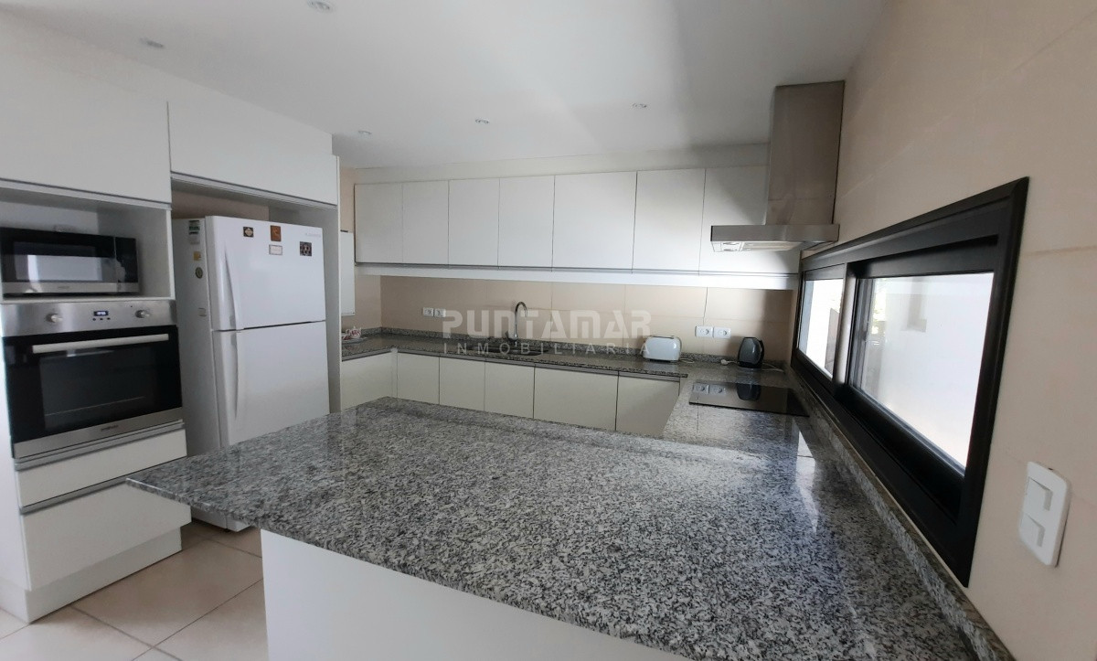 Casa ID.212852 - IMPORTANTE CASA CON GRAN PARQUE Y PISCINA EN LA MANSA 